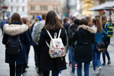 Passanten in den Wiener Einkaufsstra&szlig;en. Schlagw&ouml;rter: Passanten, Menschen, einkaufen, Stadt, Gesch&auml;fte, Stra&szlig;en, Touristen