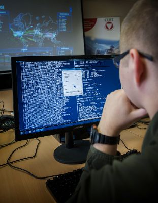 Cyber-Grundwehrdiener am Computer im F&uuml;hrungsunterst&uuml;tzungszentrum. Schlagw&ouml;rter: Sicherheit, Cyber Shooting, Elektronik, Bundesheer, Zukunft, Rat f&uuml;r Ausw&auml;rtige Angelegenheiten, FAC, Rat f&uuml;r Verkehr, Telekommunikation und Energie, TTE, Rat f&uuml;r Justiz und Inneres, JHA