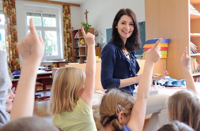 Beim Unterricht in der Schule; Featurefotos von Oberleutnant Pecnik-Sartory. Schlagw&ouml;rter: Miliz, Bundesheer, Frauen, Rat f&uuml;r Bildung, Jugend, Kultur, Sport, EYC