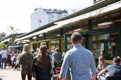 Passanten am Wiener Naschmarkt. Schlagw&ouml;rter: Passanten, Menschen, einkaufen, Stadt, Gesch&auml;fte, Stra&szlig;en, Touristen, Kulinarik