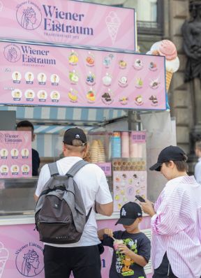 Personen kauften ein Eis. Schlagw&ouml;rter: Eis, Rosa, Gruppe, Familie