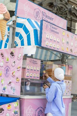 Person kauft ein Eis. Schlagw&ouml;rter: Eis, Rosa