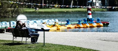 Eine fr&uuml;hlingshafte Aufnahme des Parks von Laxenburg. Schlagworte: B&auml;ume, Boote, Fr&uuml;hling, Menschen, Natur, Park, Parkbank, Pflanzen, Wasser