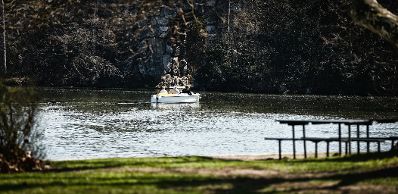 Eine fr&uuml;hlingshafte Aufnahme des Parks von Laxenburg. Schlagworte: B&auml;ume, Boot, Fr&uuml;hling, Natur, Park, Parkbank, Pflanzen, Wasser