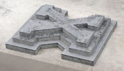 Das Denkmal f&uuml;r die Verfolgten der NS-Milit&auml;rjustiz am Wiener Ballhausplatz. K&uuml;nstler: Olaf Nicolai | 2014 Schlagworte: Architektur, Denkmal, Sehensw&uuml;rdigkeit, Stadtlandschaft