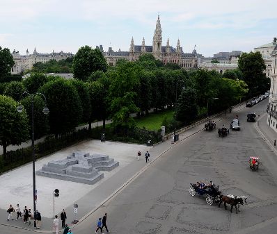 Das Denkmal f&uuml;r die Verfolgten der NS-Milit&auml;rjustiz am Wiener Ballhausplatz. K&uuml;nstler: Olaf Nicolai | 2014 Schlagworte: Architektur, Denkmal, Natur, Rathaus, Sehensw&uuml;rdigkeit, Stadtlandschaft, Volksgarten
