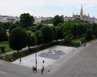 Das Denkmal f&uuml;r die Verfolgten der NS-Milit&auml;rjustiz am Wiener Ballhausplatz. K&uuml;nstler: Olaf Nicolai | 2014 Schlagworte: Architektur, Denkmal, Natur, Parlament, Rathaus, Sehensw&uuml;rdigkeit, Stadtlandschaft, Volksgarten