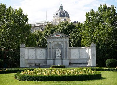 Denkmal des &ouml;sterreichischen Schriftstellers Franz Grillparzer im Volksgarten. Schlagworte: Architektur, Blumen, Denkmal, Musik, Natur, Park, Sehensw&uuml;rdigkeit, Stadtlandschaft, Statue