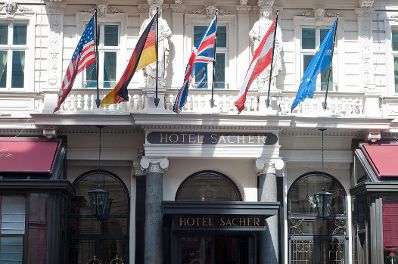 Die Fahnen am Hotel Sacher. Schlagworte: Architektur, Fahnen, Flaggen, Geb&auml;ude, Sehensw&uuml;rdigkeit, Stadtlandschaft