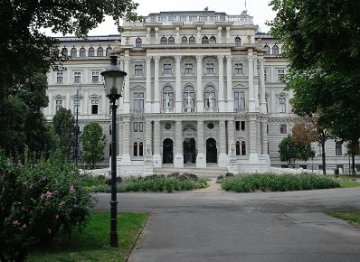 Der Justizpalast am Schmerlingplatz (R&uuml;ckseite). Schlagworte: B&auml;ume, Geb&auml;ude, Laterne, Natur, Park, Sehensw&uuml;rdigkeiten
