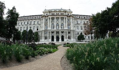 Der Justizpalast am Schmerlingplatz (R&uuml;ckseite). Schlagworte: B&auml;ume, Geb&auml;ude, Natur, Park, Sehensw&uuml;rdigkeiten