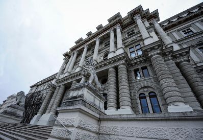 Der Justizpalast am Schmerlingplatz (Vorderseite). Schlagworte: Fenster, Geb&auml;ude, L&ouml;we, Sehensw&uuml;rdigkeiten, Statuen, Stiegen, S&auml;ulen