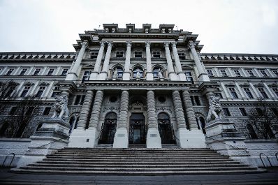 Der Justizpalast am Schmerlingplatz (Vorderseite). Schlagworte: Fenster, Geb&auml;ude, Sehensw&uuml;rdigkeiten, Statuen, Stiegen, S&auml;ulen