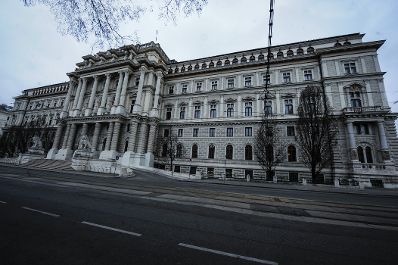 Der Justizpalast am Schmerlingplatz (Vorderseite). Schlagworte: Fenster, Geb&auml;ude, Sehensw&uuml;rdigkeiten, Statuen, Stra&szlig;e, S&auml;ulen