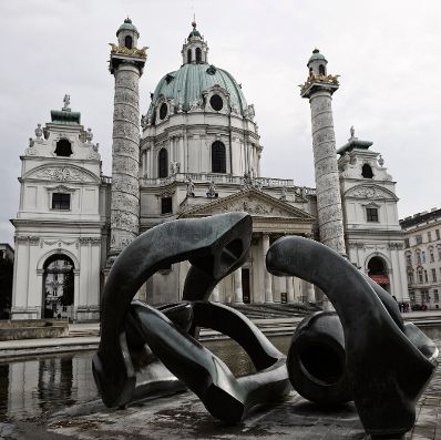 Aufnahme der Wiener Karlskirche, im Vordergrund die Skulptur "Hill Arches" des englischen Bildhauers Henry Moore. Schlagworte: Geb&auml;ude, Karlskirche, Kirche, Stadtlandschaft, Sehensw&uuml;rdigkeit, Skulptur