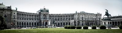 Die &Ouml;sterreichische Nationalbibliothek. Davor der Heldenplatz mit den beiden Reiterdenkm&auml;lern von Prinz Eugen (l.) und Erzherzog Karl (r.). Rechts das &Auml;u&szlig;ere Burgtor. Schlagworte: Architektur, Denkmal, Geb&auml;ude, Natur, Park, Statue, Sehensw&uuml;rdigkeit, Stadtlandschaft