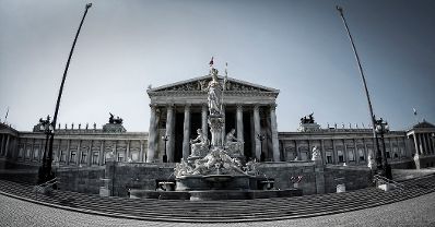 Das Parlamentsgeb&auml;ude mit dem Pallas Athene Brunnen davor. Schlagworte: Architektur, Brunnen, Denkmal, Geb&auml;ude, Statue, Sehensw&uuml;rdigkeit, Stadtlandschaft