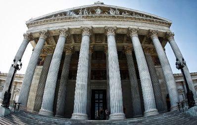 Die S&auml;ulen am Haupteingang des Parlamentsgeb&auml;udes. Schlagworte: Architektur, Brunnen, Denkmal, Geb&auml;ude, Statue, Sehensw&uuml;rdigkeit, Stadtlandschaft