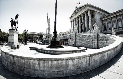 Die Auffahrtsrampe zum Eingang des Parlamentsgeb&auml;udes mit dem Pallas Athene Brunnen davor. Schlagworte: Architektur, Brunnen, Denkmal, Geb&auml;ude, Statue, Sehensw&uuml;rdigkeit, Stadtlandschaft