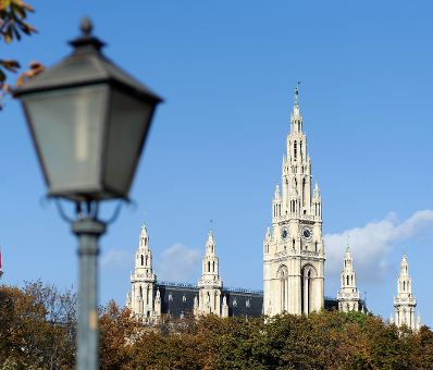 Das Wiener Rathaus, mit einer Laterne im Vordergrund im Volksgarten. Schlagworte: Architektur, Geb&auml;ude, Himmel, Laterne, Sehensw&uuml;rdigkeit, Stadtlandschaft