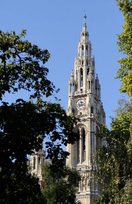 Einer der T&uuml;rme des Wiener Rathauses. Schlagworte: Architektur, B&auml;ume, Geb&auml;ude, Natur, Sehensw&uuml;rdigkeit, Stadtlandschaft, Uhrturm
