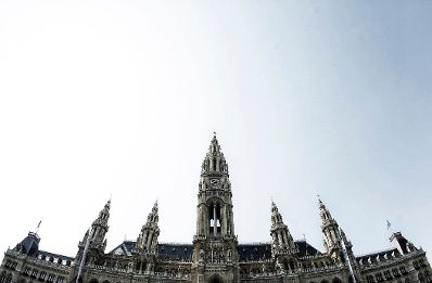 Das Wiener Rathaus. Schlagworte: Architektur, Geb&auml;ude, Himmel, Sehensw&uuml;rdigkeit, Stadtlandschaft, Uhrturm