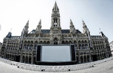 Der Wiener Rathausplatz ausgestattet mit St&uuml;hlen und einer Filmleinland f&uuml;r das Film Festival 2012. Schlagworte: Architektur, Film, Geb&auml;ude, Himmel, Kunst, Kultur, Leinwand, Sehensw&uuml;rdigkeit, Sessel, Sehensw&uuml;rdigkeit, Stadtlandschaft, St&uuml;hle, Uhrturm