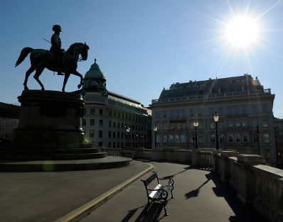 Im Bild die Reiterstatue von Kaiser Franz Josef I. auf dem Platz vor dem Eingang der Albertina im Gegenlicht. Schlagworte: Architektur, Bank, Geb&auml;ude, Himmel, Sehensw&uuml;rdigkeit, Sonne, Stadtlandschaft, Statue