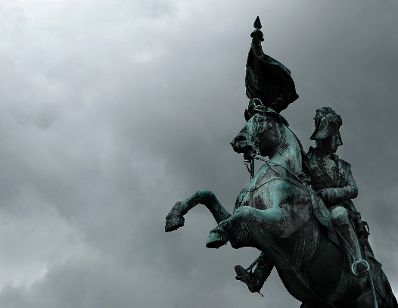 Die Reiterstatue von Erzherzog Karl am Heldenplatz mit dramatischem Himmel. Schlagworte: Architektur, Denkmal, Himmel, Sehensw&uuml;rdigkeit, Stadtlandschaft, Sonne, Statue, Wolken