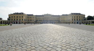 Im Bild eine von Wiens ber&uuml;hmtesten Sehensw&uuml;rdigkeiten, das Schloss Sch&ouml;nbrunn. Schlagworte: Schloss, Sch&ouml;nbrunn, Sehensw&uuml;rdigkeit