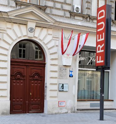 Das Sigmund Freud Museum in der Berggasse 19 im 9. Bezirk. Schlagworte: Architektur, Fahnen, Flaggen, Geb&auml;ude, Schild, Schriftzug, Sehensw&uuml;rdigkeit, Stadtlandschaft, Tor, T&uuml;r