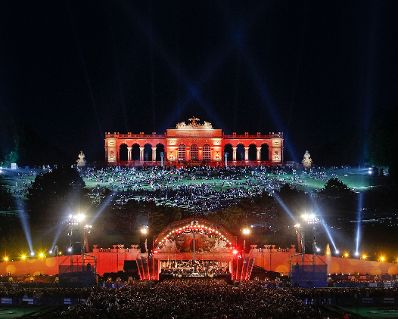 Das Sommernachtskonzert in Sch&ouml;nbrunn. Schlagw&ouml;rter: Konzert, Schloss Sch&ouml;nbrunn, Gloriette, Musik, Orchester, Kunst, Kultur, Wiener Philharmoniker, Rat f&uuml;r Bildung, Jugend, Kultur, Sport, EYC