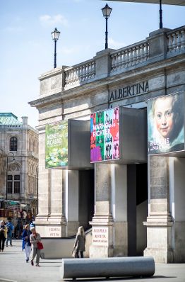 Der Eingang zur Albertina. Schlagworte: Architektur, Denkmal, Geb&auml;ude, Sehensw&uuml;rdigkeit, Stadtlandschaft, Statue