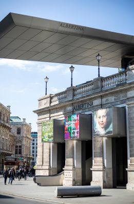 Der Eingang zur Albertina. Schlagworte: Architektur, Denkmal, Geb&auml;ude, Sehensw&uuml;rdigkeit, Stadtlandschaft, Statue