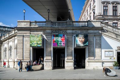 Der Eingang zur Albertina. Schlagworte: Architektur, Denkmal, Geb&auml;ude, Sehensw&uuml;rdigkeit, Stadtlandschaft, Statue