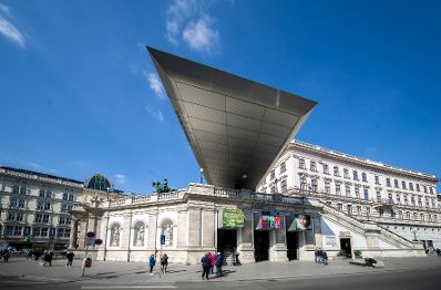 Die Albertina mit der Reiterstautue von Kaiser Franz Josef I. Schlagworte: Architektur, Denkmal, Geb&auml;ude, Sehensw&uuml;rdigkeit, Stadtlandschaft, Statue