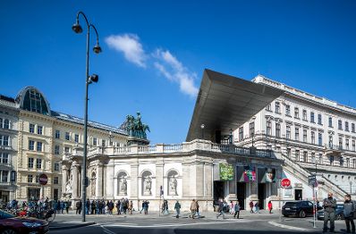 Die Albertina mit der Reiterstautue von Kaiser Franz Josef I. Schlagworte: Architektur, Denkmal, Geb&auml;ude, Sehensw&uuml;rdigkeit, Stadtlandschaft, Statue