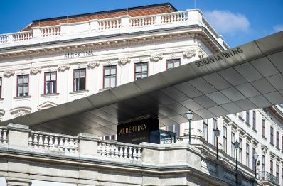 Albertina von der Staatsoper aus gesehen. Schlagworte: Architektur, Denkmal, Geb&auml;ude, Sehensw&uuml;rdigkeit, Stadtlandschaft, Statue