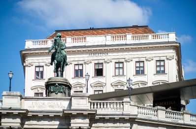 Albertina von der Staatsoper aus gesehen und die Reiterstautue von Kaiser Franz Josef I. Schlagworte: Architektur, Denkmal, Geb&auml;ude, Sehensw&uuml;rdigkeit, Stadtlandschaft, Statue