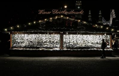 Der Christkindlmarkt am Rathausplatz bei Nacht. Schlagworte: Abend, Beleuchtung, Kugeln, Marktstand, Mensch, Sehensw&uuml;rdigkeit, Stadtlandschaften, Weihnachten