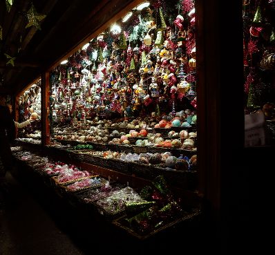Der Christkindlmarkt am Rathausplatz bei Nacht. Schlagworte: Abend, Beleuchtung, Kugeln, Marktstand, Sehensw&uuml;rdigkeit, Stadtlandschaften, Weihnachten