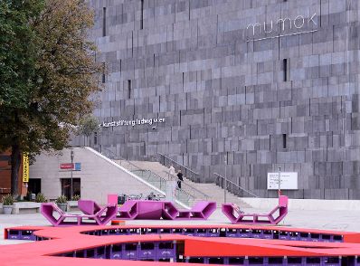 B&auml;nke vor dem Museum moderner Kunst Wien (mumok) im MuseumsQuartier. Schlagworte: Architektur, Geb&auml;ude, MQ, Museum, Sehensw&uuml;rdigkeit, Stadtlandschaft