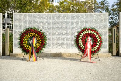 Kranzniederlegung an der Shoah-Namensmauern-Gedenkst&auml;tte im Ostarrichipark, zum Gedenken der Opfer des Nationalsozialismus, Deutscher und &Ouml;sterreichischer Gedenkkranz.