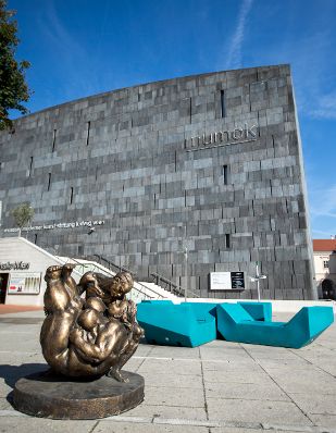 Skulpturen des chinesischen K&uuml;nstlers Xu Hongfei aus der Chubby Women Sammlung im Haupthof des Museumsquartiers. Schlagworte: Ausstellung, Architektur, Frau, Geb&auml;ude, Kunst, K&uuml;nstler, MQ, Museum, Sehensw&uuml;rdigkeit, Skulptur, Stadtlandschaft