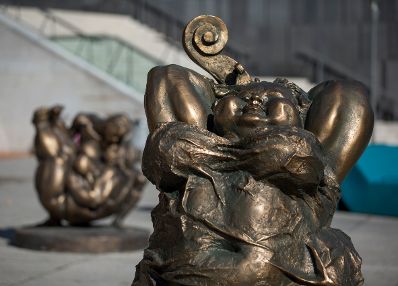 Skulpturen des chinesischen K&uuml;nstlers Xu Hongfei aus der Chubby Women Sammlung im Haupthof des Museumsquartiers. Schlagworte: Ausstellung, Frau, Kunst, K&uuml;nstler, MQ, Museum, Sehensw&uuml;rdigkeit, Skulptur