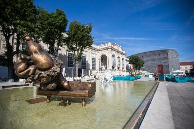 Skulpturen des chinesischen K&uuml;nstlers Xu Hongfei aus der Chubby Women Sammlung im Haupthof des Museumsquartiers. Schlagworte: Ausstellung, Architektur, Brunnen, Frau, Geb&auml;ude, Klavier, Kunst, K&uuml;nstler, MQ, Museum, Sehensw&uuml;rdigkeit, Skulptur, Stadtlandschaft, Wasser
