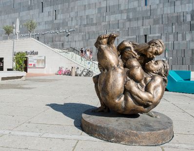 Skulpturen des chinesischen K&uuml;nstlers Xu Hongfei aus der Chubby Women Sammlung im Haupthof des Museumsquartiers. Schlagworte: Ausstellung, Frau, Geb&auml;ude, Kunst, K&uuml;nstler, MQ, Museum, Skulptur