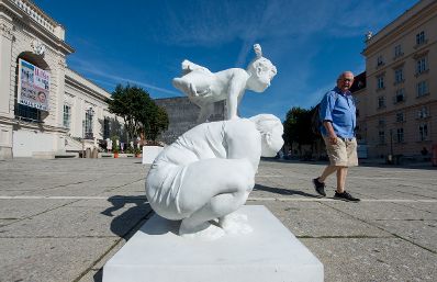 Skulpturen des chinesischen K&uuml;nstlers Xu Hongfei aus der Chubby Women Sammlung im Haupthof des Museumsquartiers. Schlagworte: Ausstellung, Architektur, Frau, Geb&auml;ude, Kunst, K&uuml;nstler, MQ, Mann, Mensch, Museum, Sehensw&uuml;rdigkeit, Skulptur, Stadtlandschaft