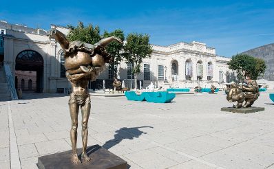 Skulpturen des chinesischen K&uuml;nstlers Xu Hongfei aus der Chubby Women Sammlung im Haupthof des Museumsquartiers. Schlagworte: Ausstellung, Architektur, Frau, Geb&auml;ude, Kunst, K&uuml;nstler, MQ, Museum, Sehensw&uuml;rdigkeit, Skulptur, Stadtlandschaft