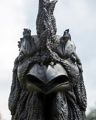 Hahnenstatue des chinesischen K&uuml;nstlers Ai Weiwei. Schlagworte: Ai Weiwei, Ausstellung, Belvedere, F Lotus, Hahn, Himmel, Kunst, K&uuml;nstler, Statue, Tierkreiszeichen